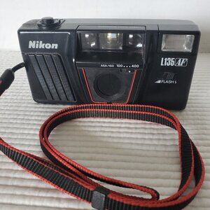 Nikon L135 AF Camera 35mm Flash Point And Shoot Strap Black Battery Tested only
